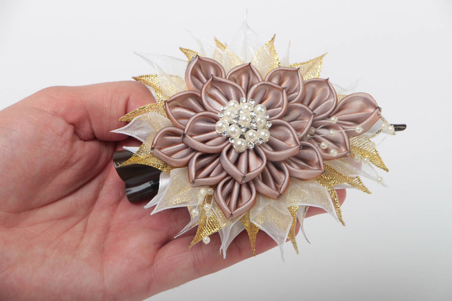 Dunkle schöne elegante originelle handgemachte Haarspange mit Blume aus Atlas foto 5