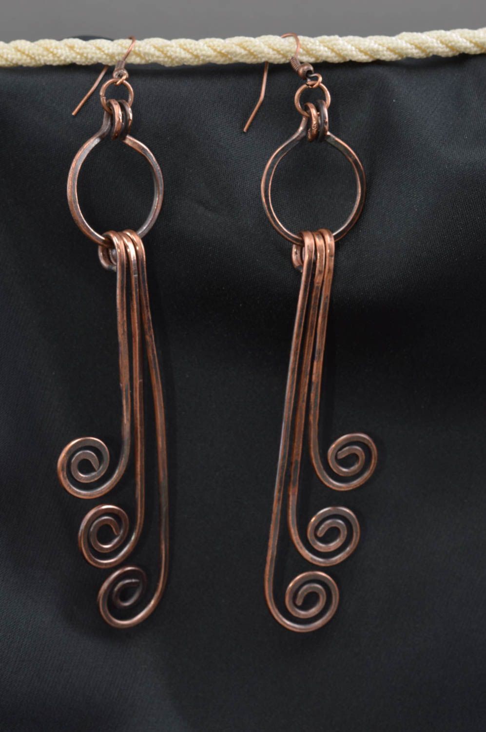 Schöne künstlerische handgemachte Ohrringe aus Kupfer in Heißschmieden Technik  foto 1