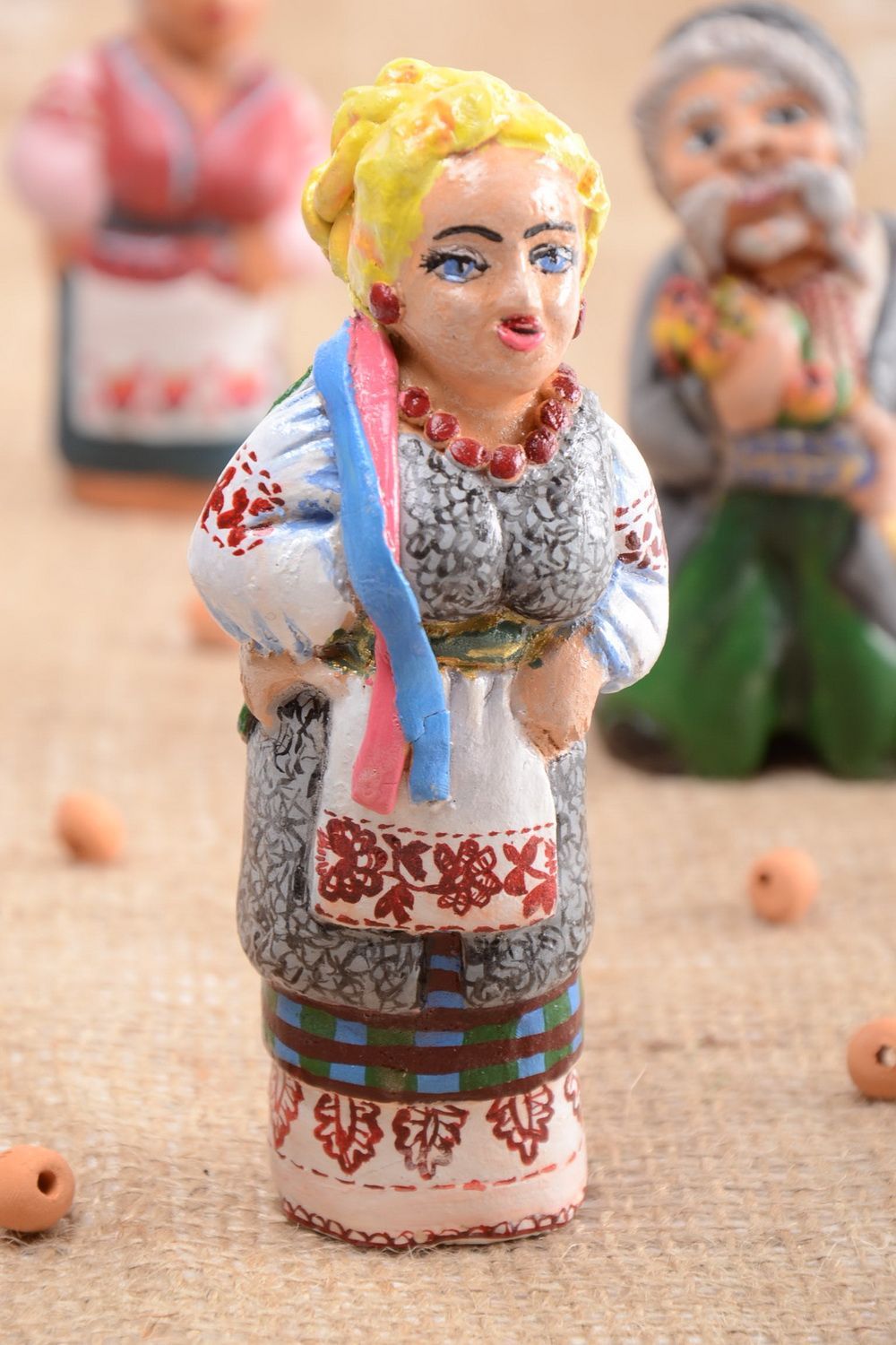 Keramik Deko Statuette aus Ton handgeschaffen auffallend stilvoll grell Bäuerin foto 1