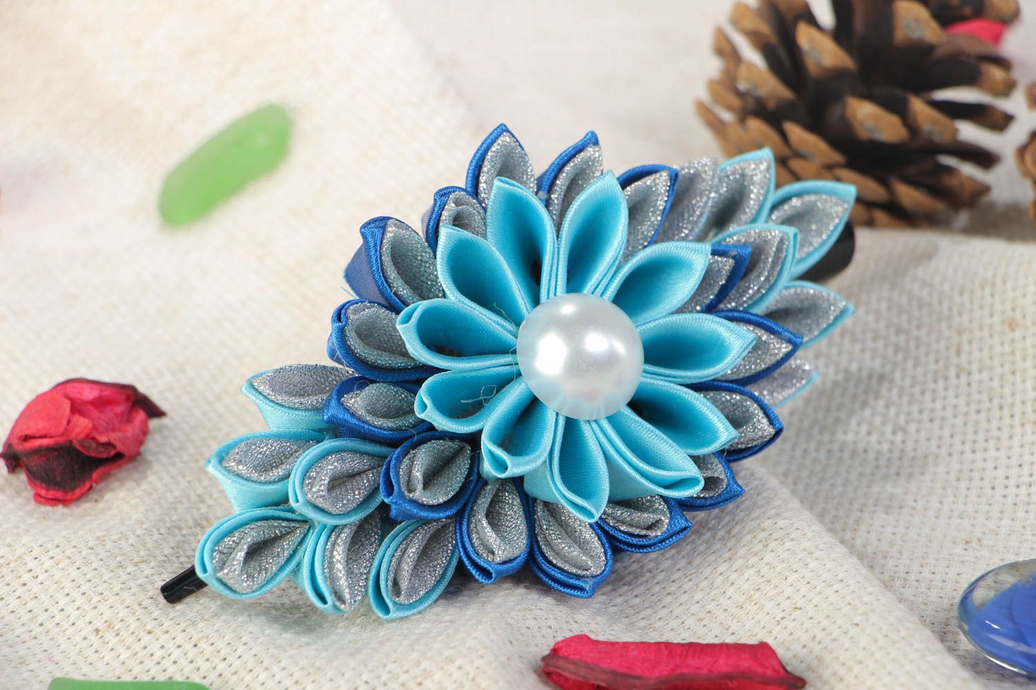 Barrette faite main originale en rubans en forme de fleur de couleur bleue photo 1
