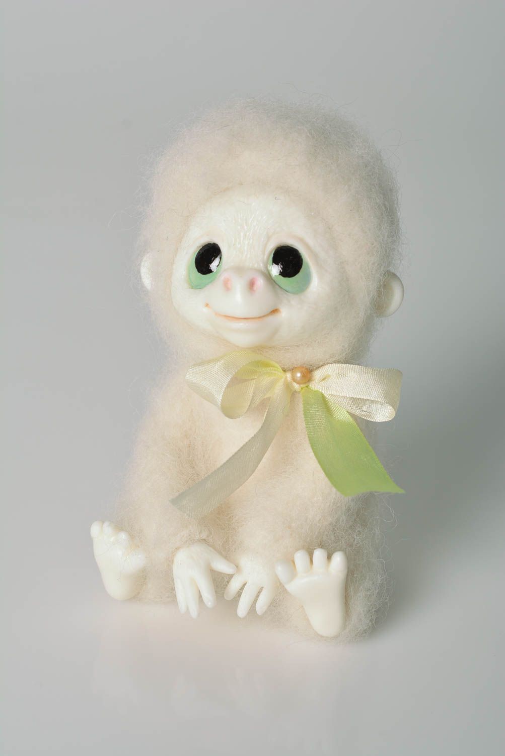 Figurine singe fait main Jouet miniature Déco maison doux en laine feutrée photo 1