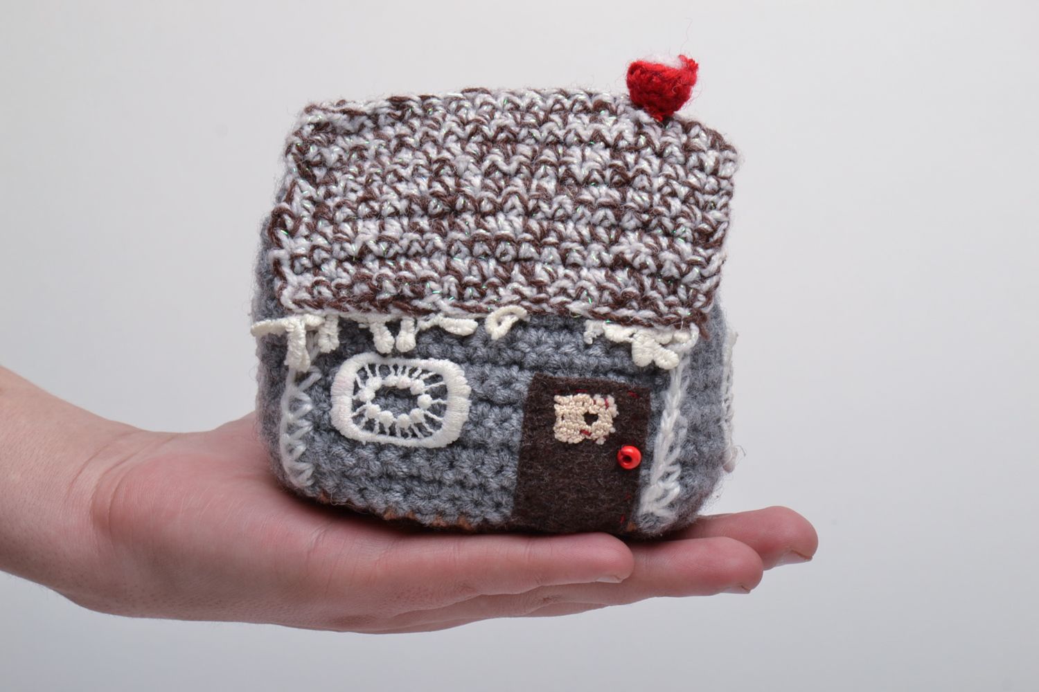 Jouet mou tricoté au crochet fait à la main Petite maison grise décorative photo 5