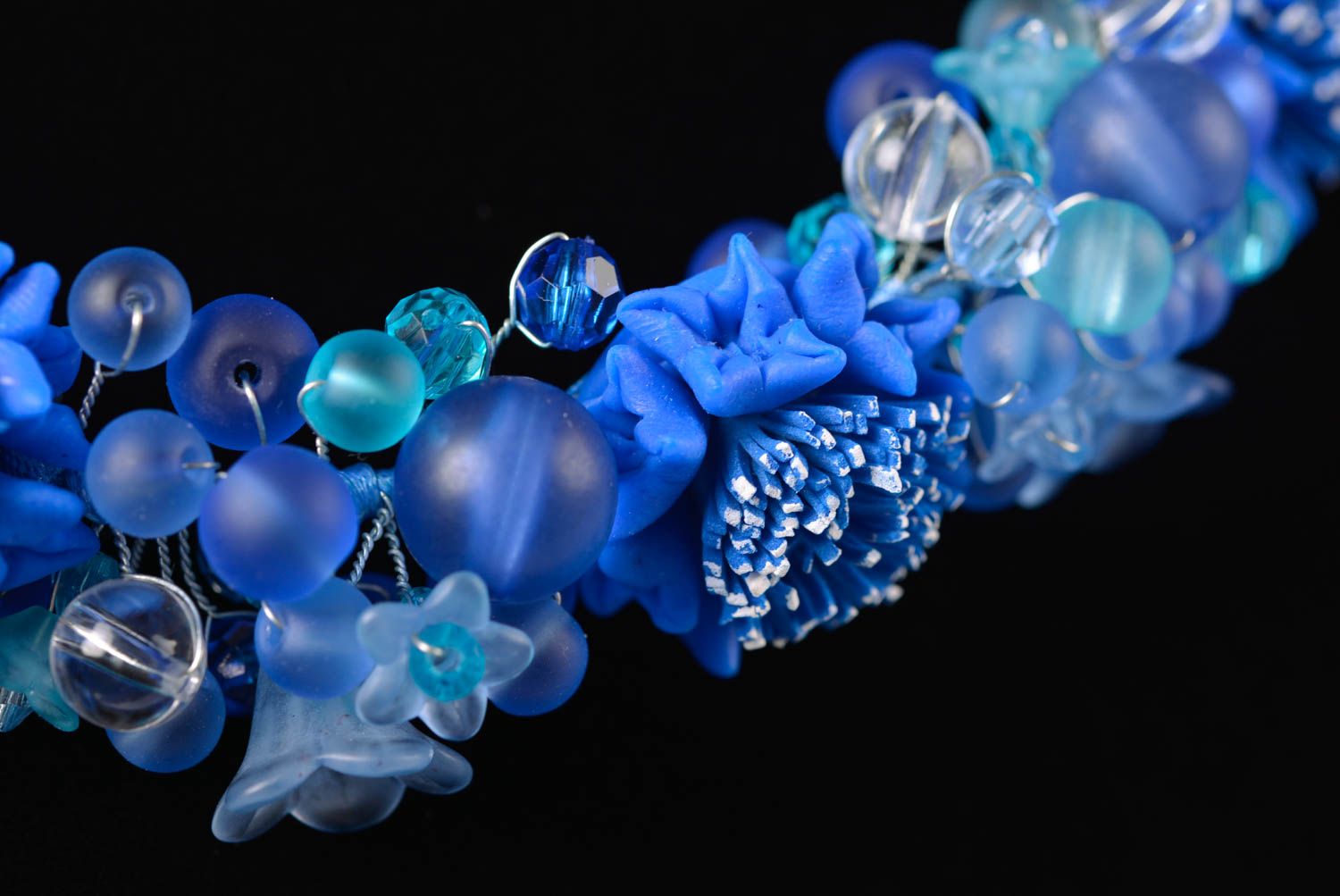 Цветочное колье из полимерной глины ручной работы синее нарядное красивое фото 3