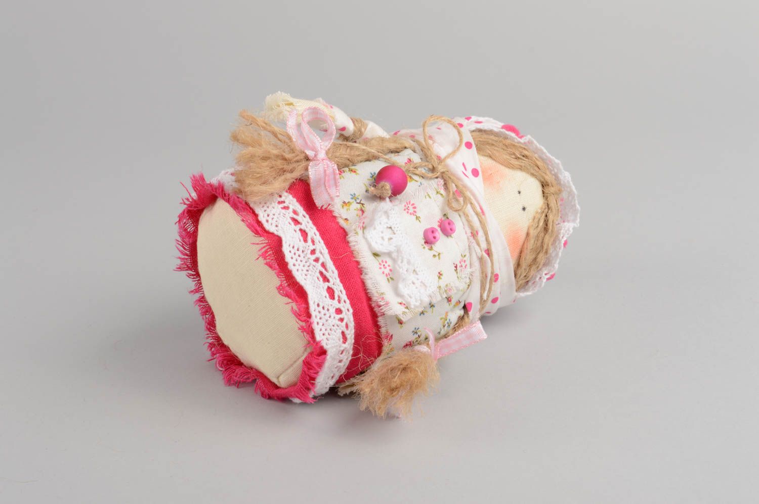 Künstlerische Designer Ethno Puppe aus Textil für Dekor handgeschaffen schön foto 4