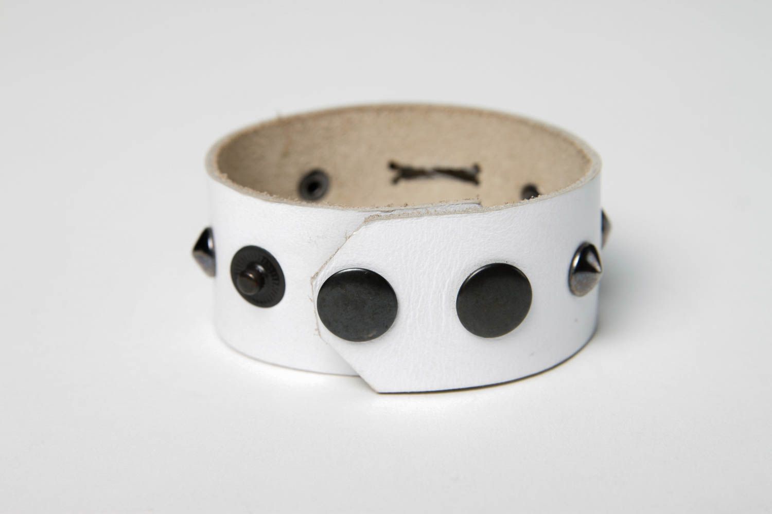 Bracelet cuir Bijou fait main large blanc design Accessoire en cuir original photo 5