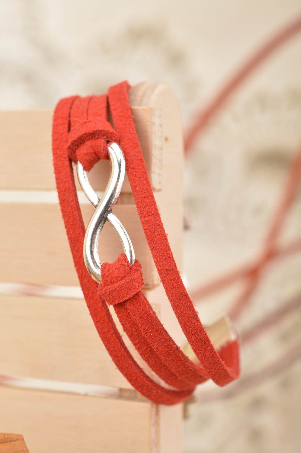 Bracelet daim rouge Bijou fait main avec infini en métal Cadeau original photo 1
