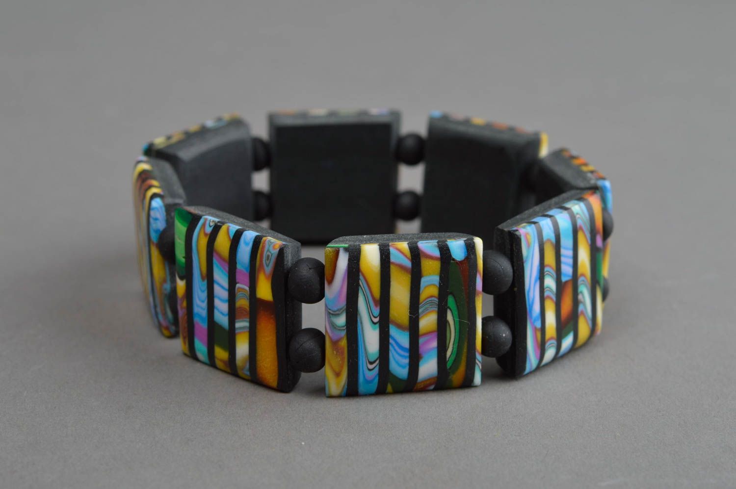 Handgemachtes buntes elastisches Designer Armband aus Polymerton für Damen foto 3
