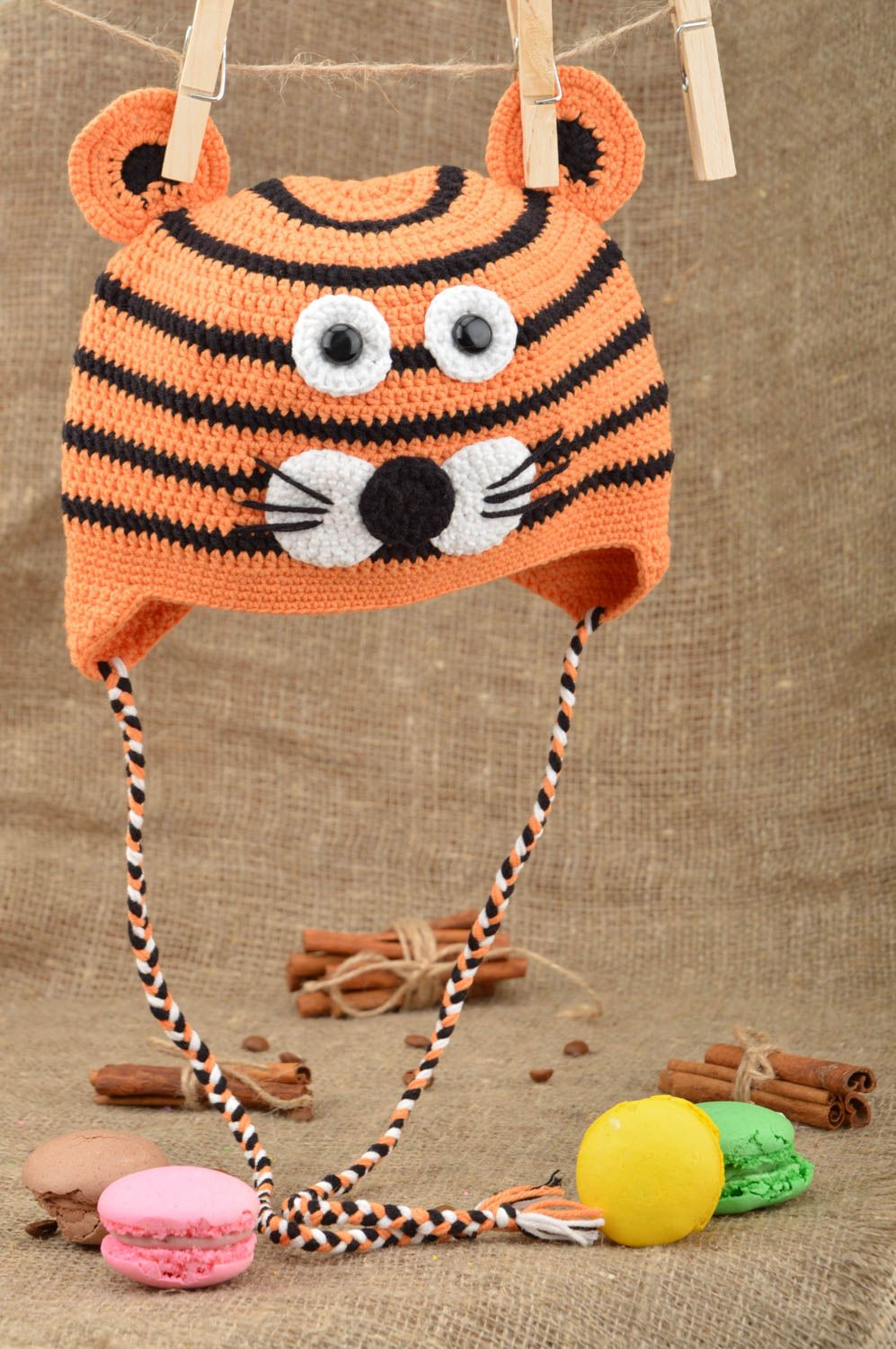Шапка в виде животного тигр оранжевая с черными полосами красивая ручной работы фото 1