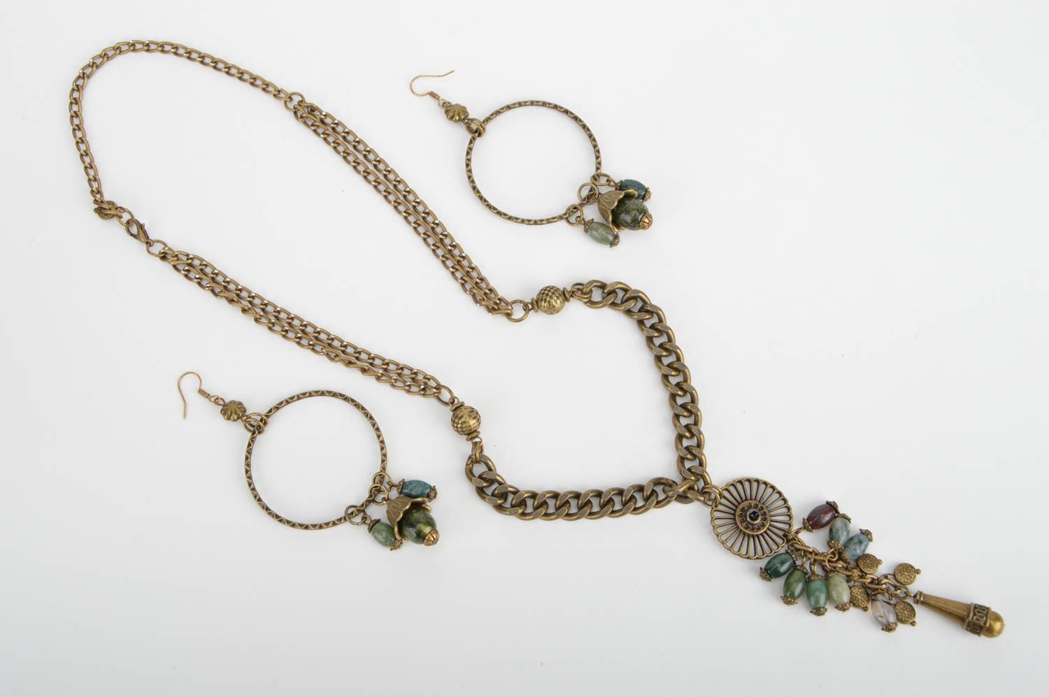 Boucles d'oreilles et collier en métal et perles fantaisie faits main ensemble photo 2