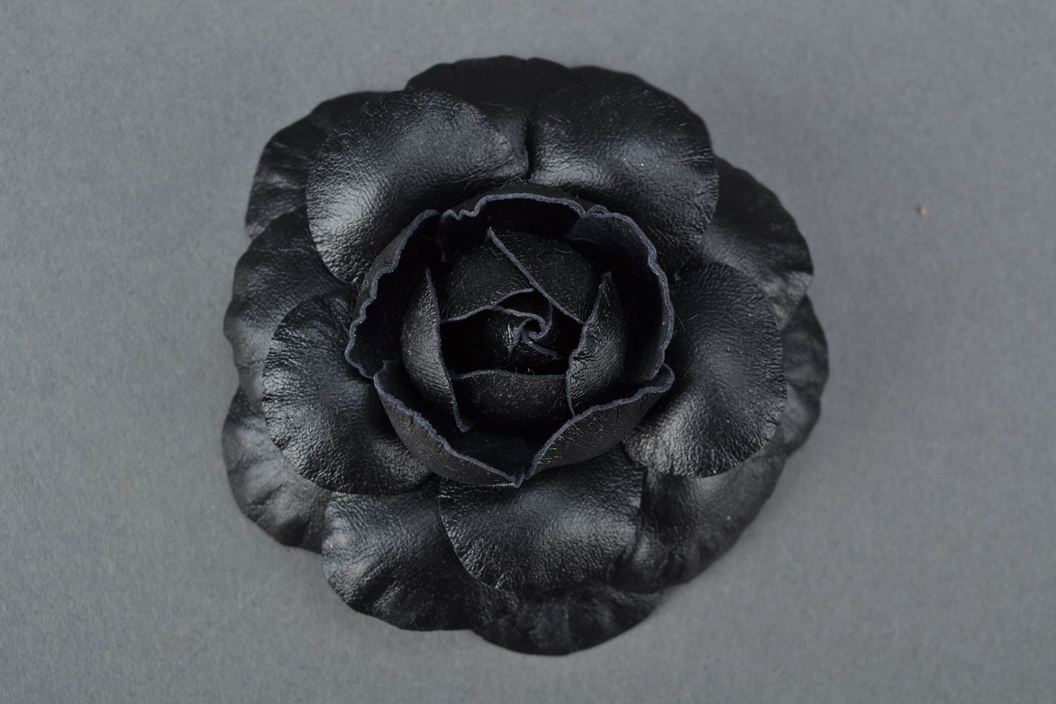 Broche originale en forme de fleur en cuir photo 1