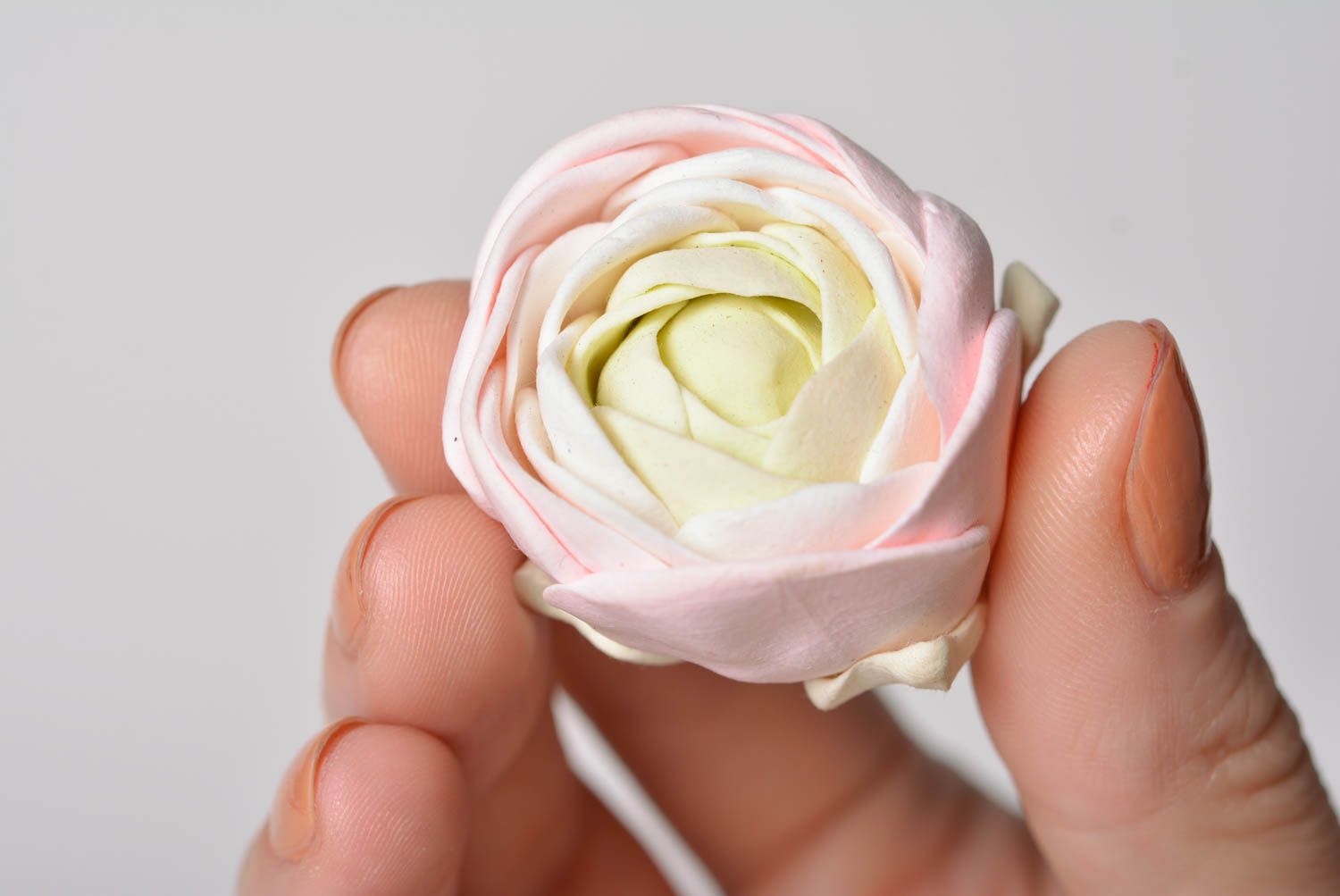 Broche de arcilla polimérica hecho a mano floral con ranúnculo foto 4