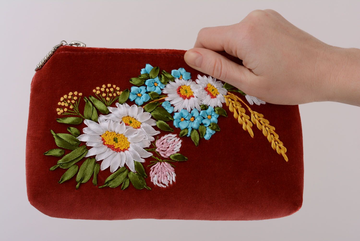 Embroidered makeup bag Chamomiles photo 1