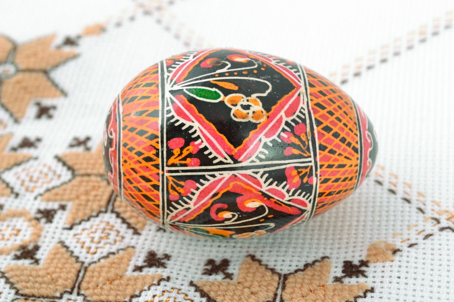 Handmade traditionally painted Easter egg pysanka with ornament  photo 1