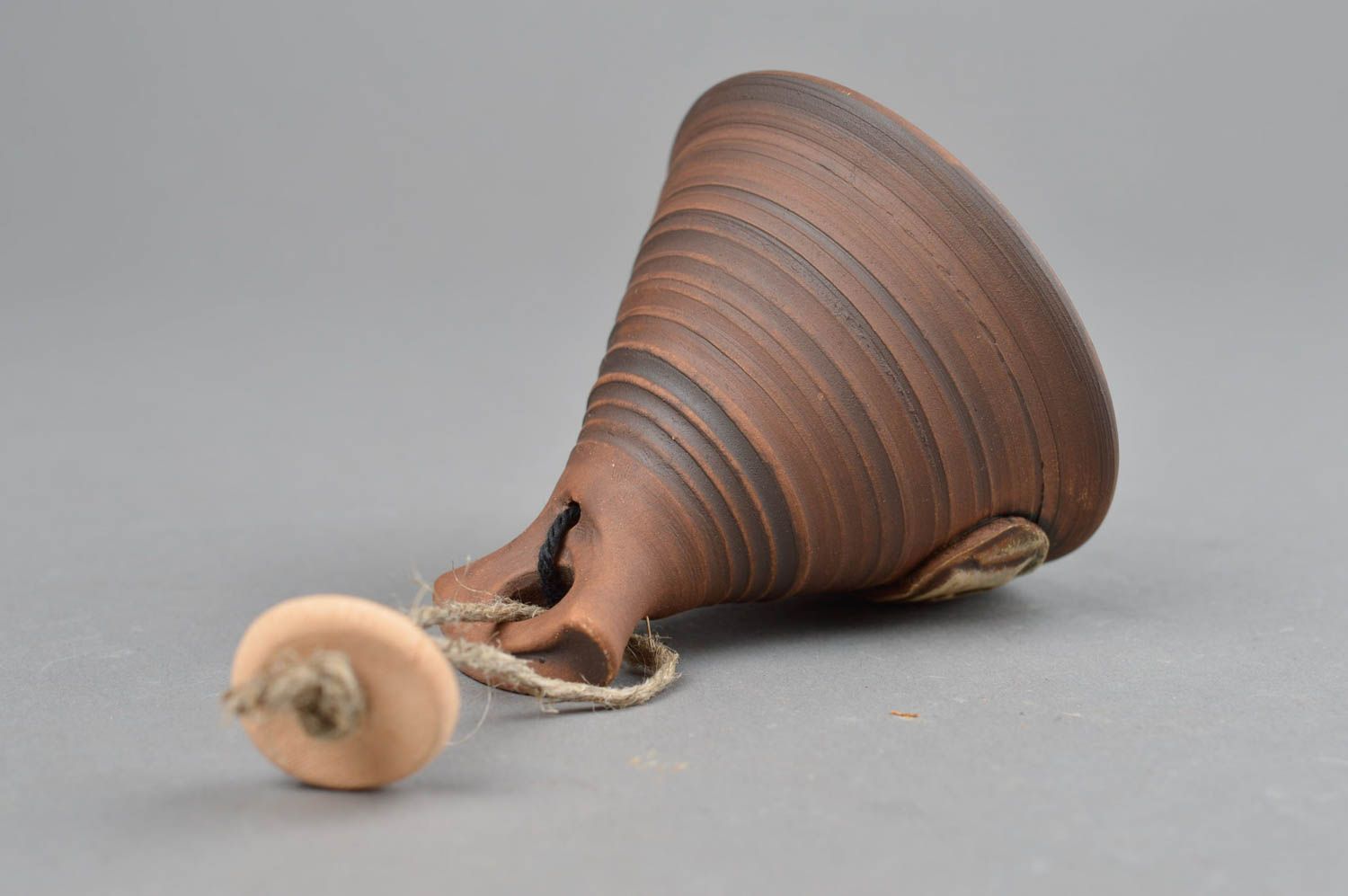 Cloche à vent en céramique marron originale faite main avec cordelette en lin photo 4