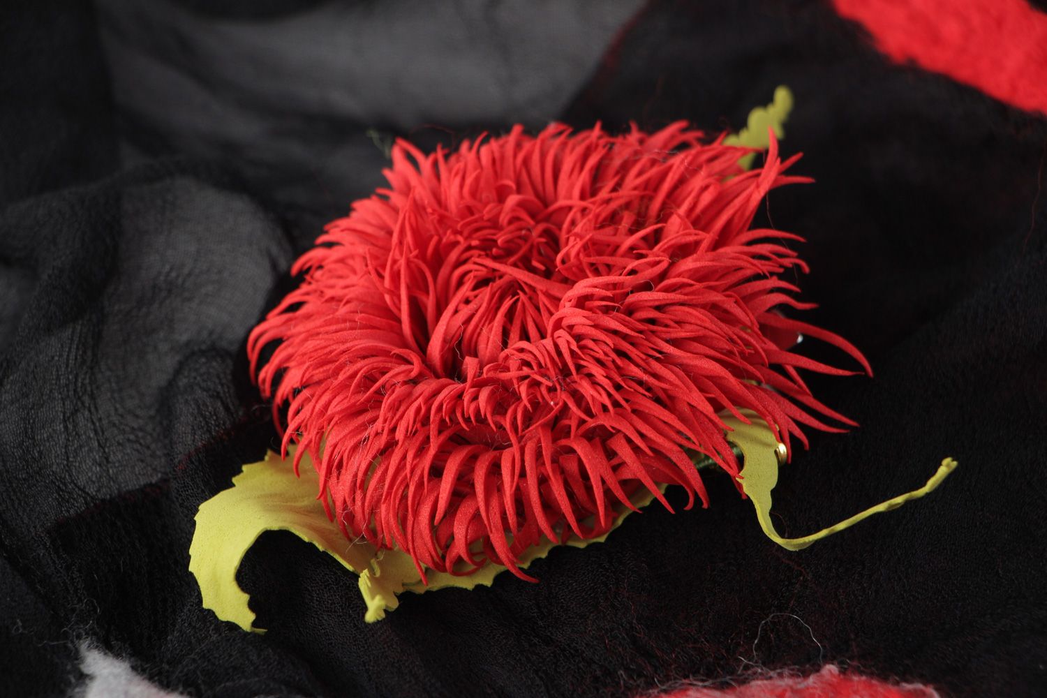 Châle en soie laine et mousseline de soie noir et rouge fait main avec broche photo 3