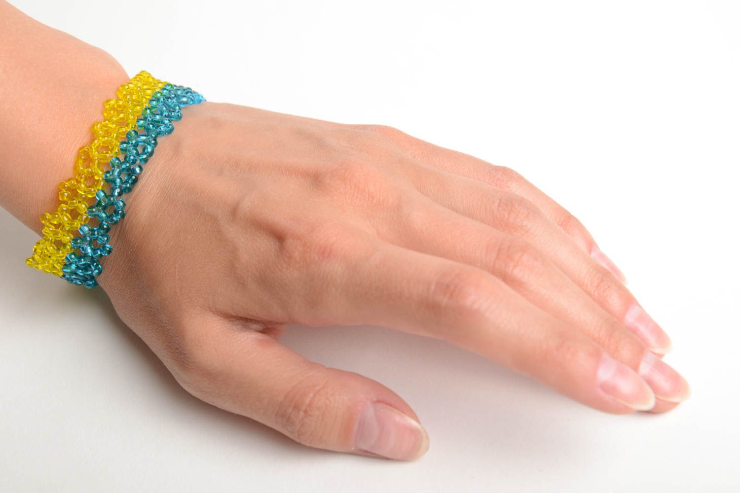 Künstlerisches Armband aus Glasperlen gehäkelt blau gelb schön Handarbeit foto 2