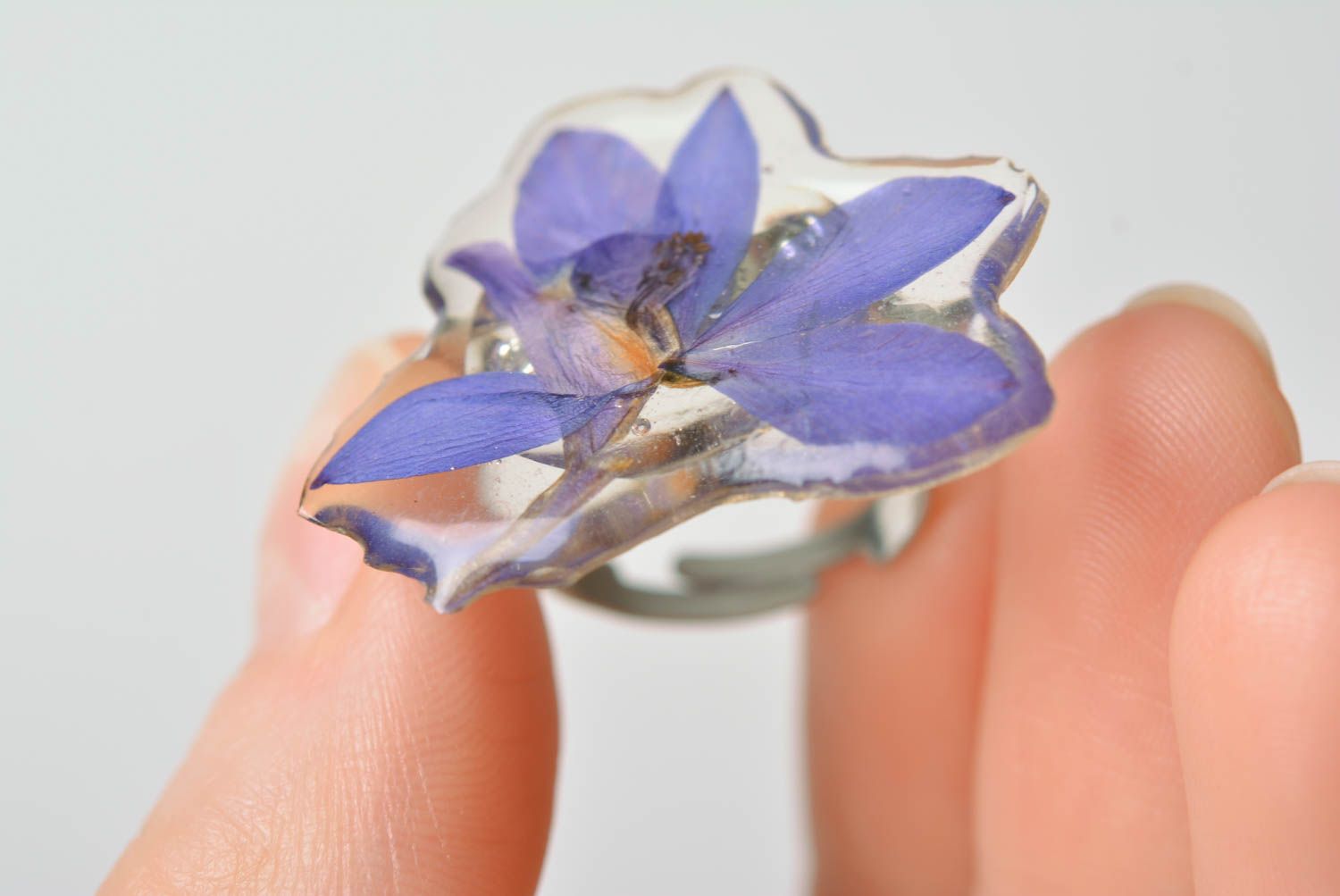 Künstlerischer violetter Ring mit echter Blume im Epoxidharz handmade Schmuck foto 4