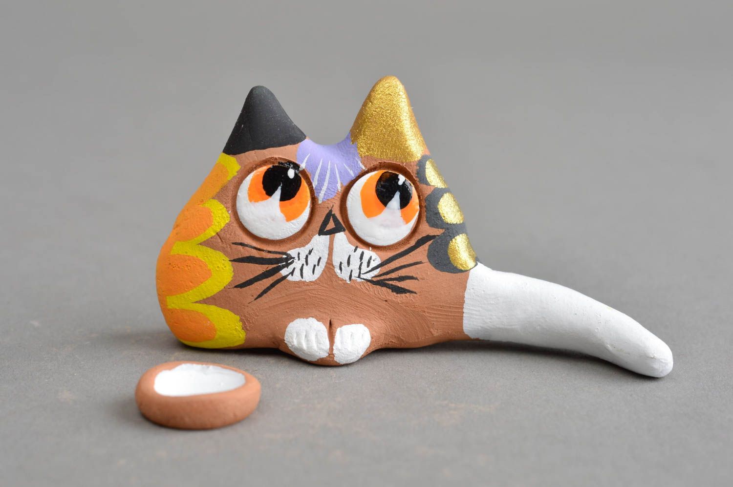 Забавный сувенир ручной работы из глины кот коричнево оранжевый с белым хвостом фото 2
