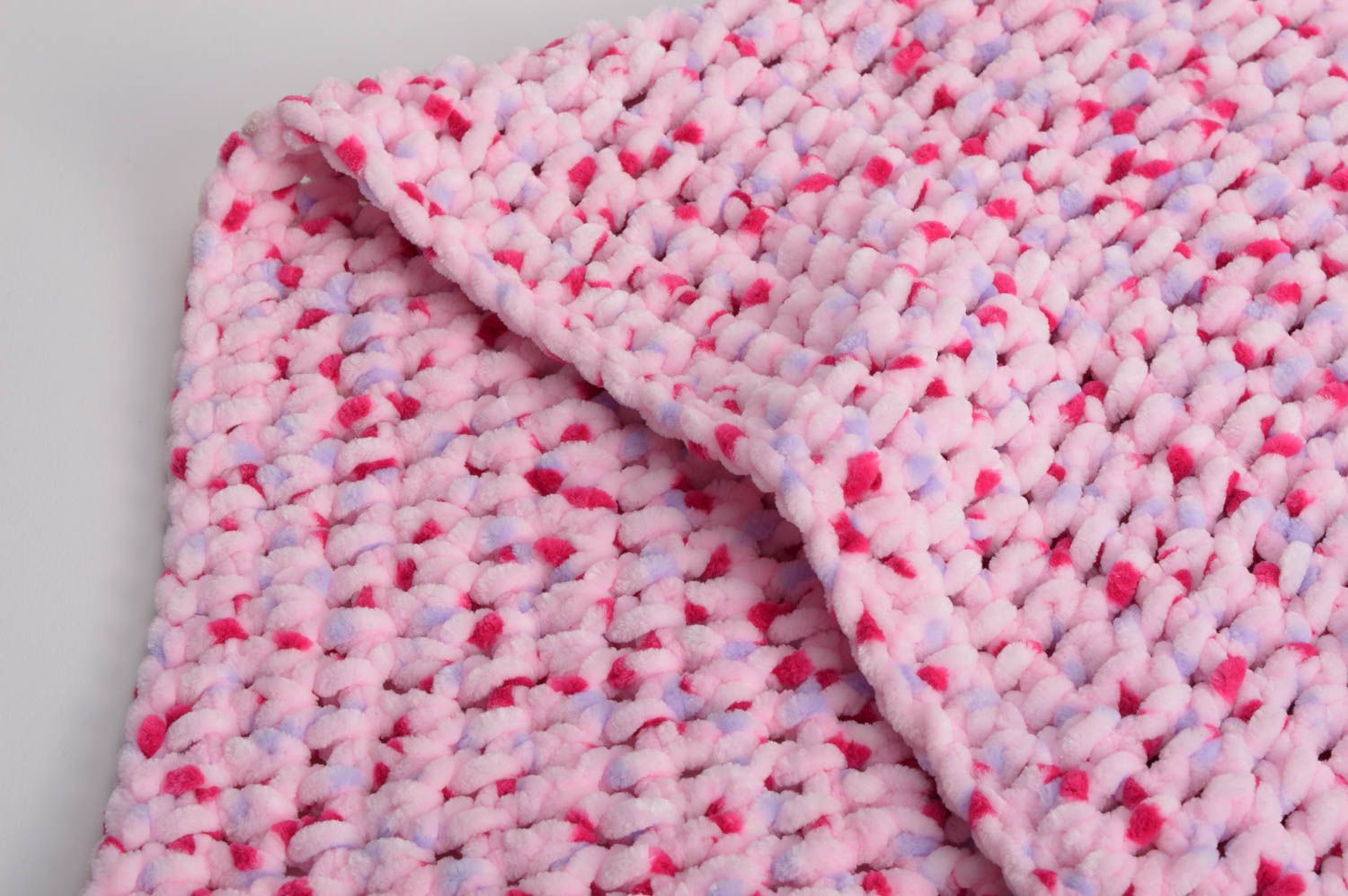 Plaid pour bébé tricoté au crochet en velours fait main rose grosse maille photo 4