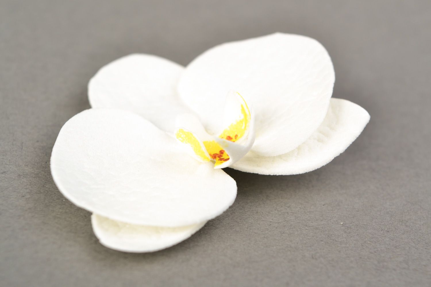 Pinza con flor para el pelo hecha a mano de fom con forma de orquídea blanca foto 3