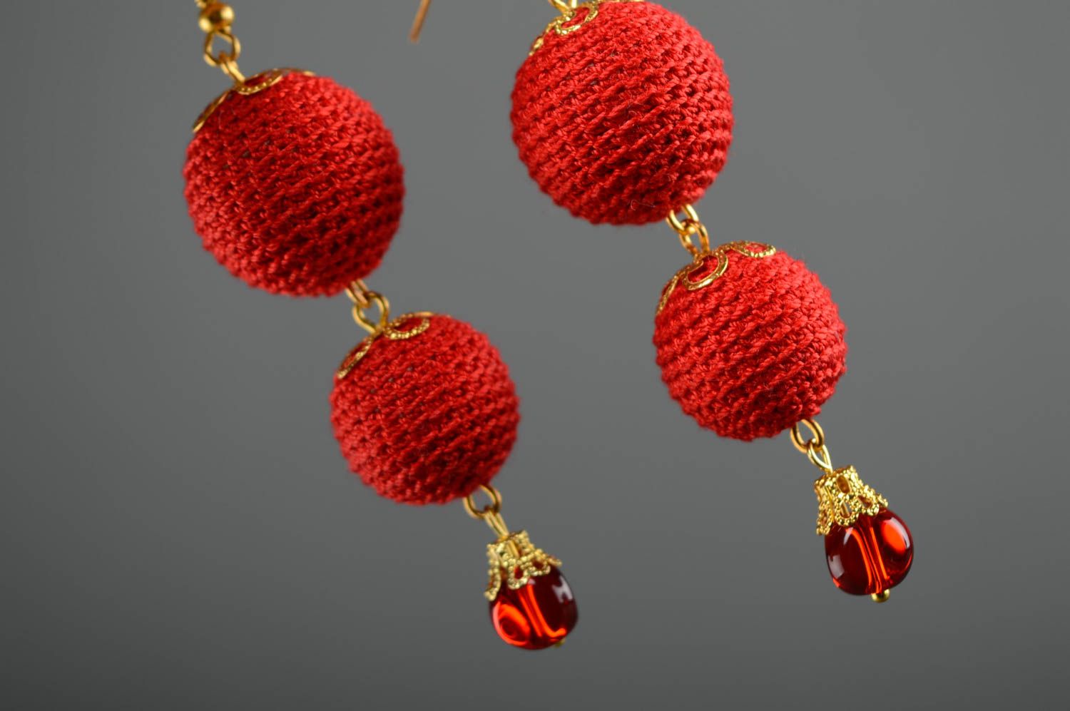 Longues boucles d'oreilles tricotées en coton faites main rouges boules femme photo 3