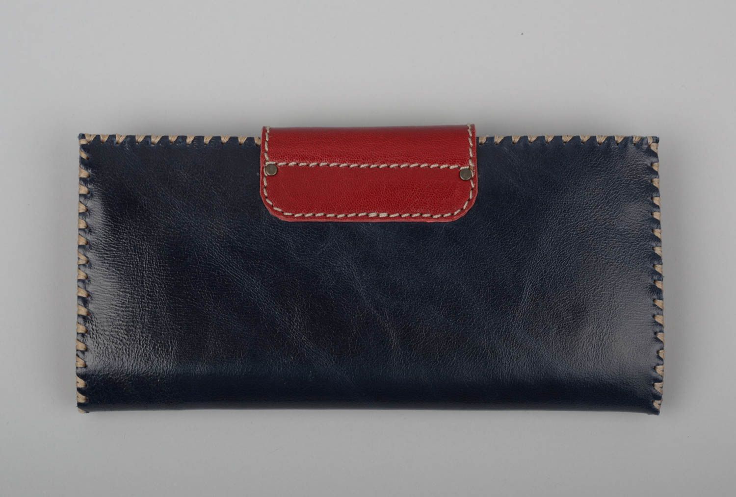 Schönes modisches originelles schwarz rotes handgemachtes Portemonnaie aus Leder foto 3