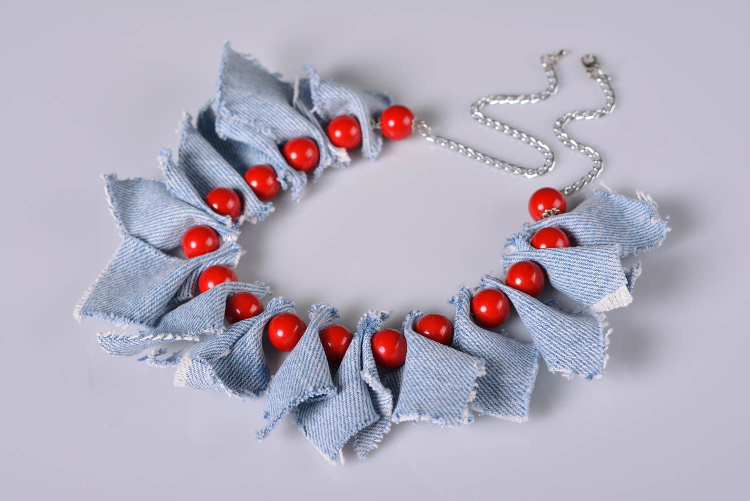 Collier en tissu de jean Bijou fait main bleu perles rouges Cadeau femme photo 1