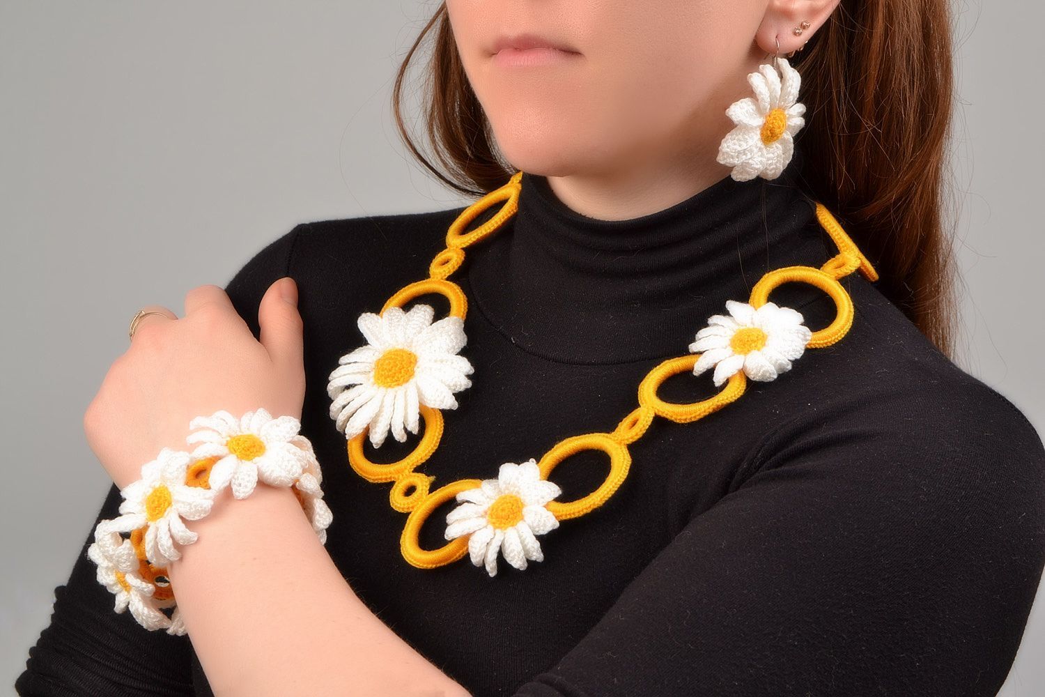 Handmade set of earrings bracelet and necklace woven manually of cotton threads Daisies photo 1