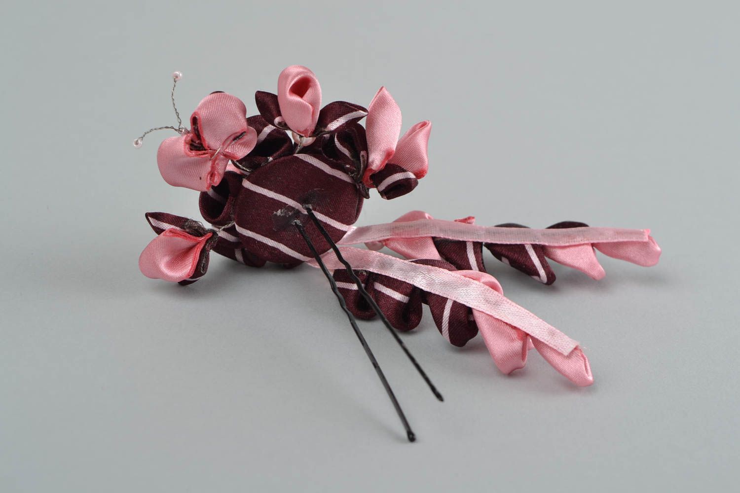 Большая шпилька с цветком из атласных лент розовая для создания причесок  фото 4