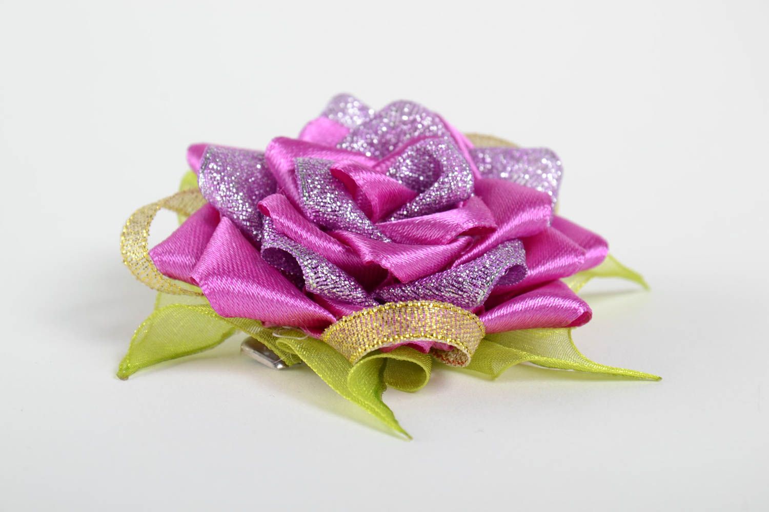 Объемная заколка для волос из атласа в виде розы на зажиме лиловая ручной работы фото 2