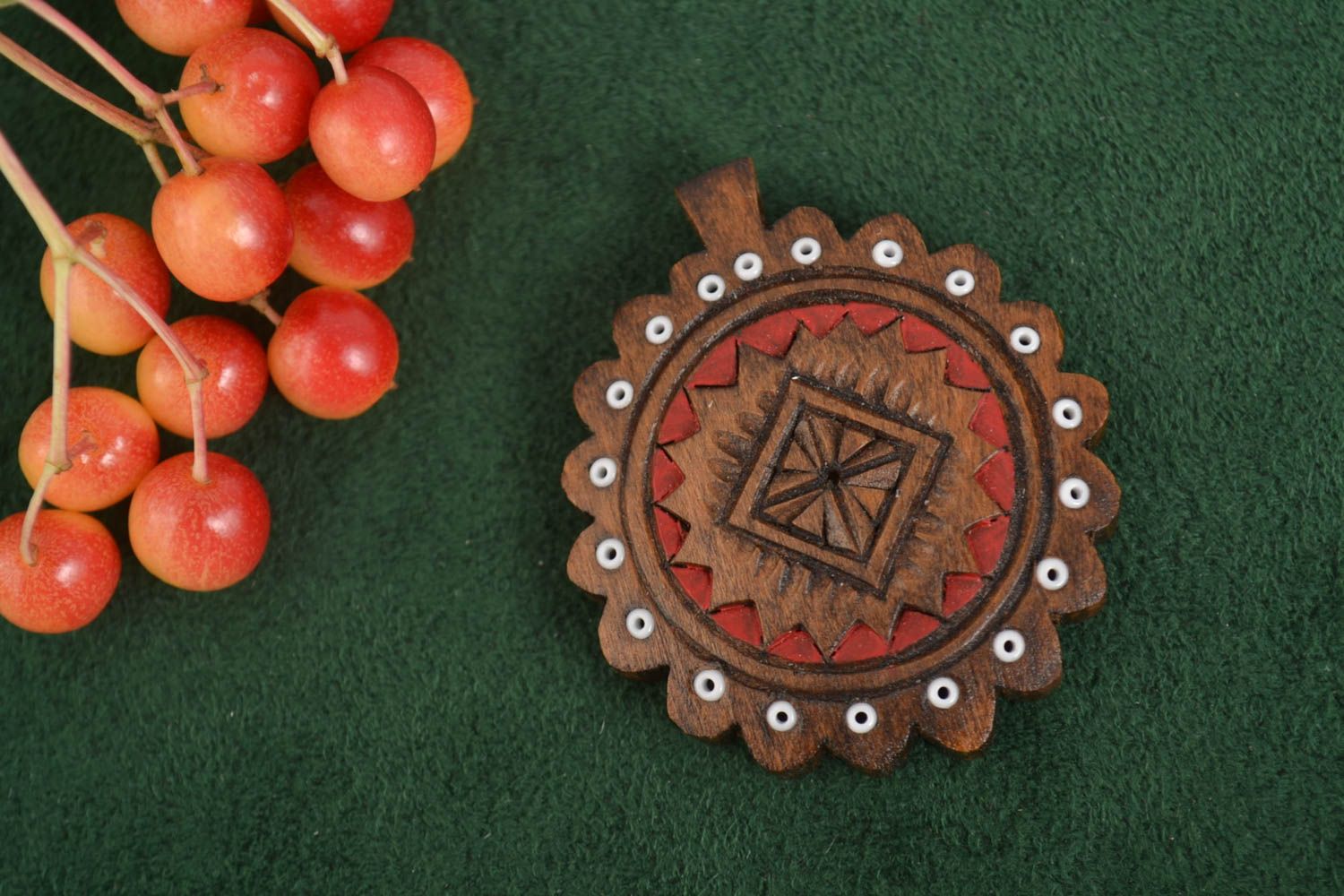 Кулон ручной работы украшение на шею аксессуар из дерева резной с бисером фото 1