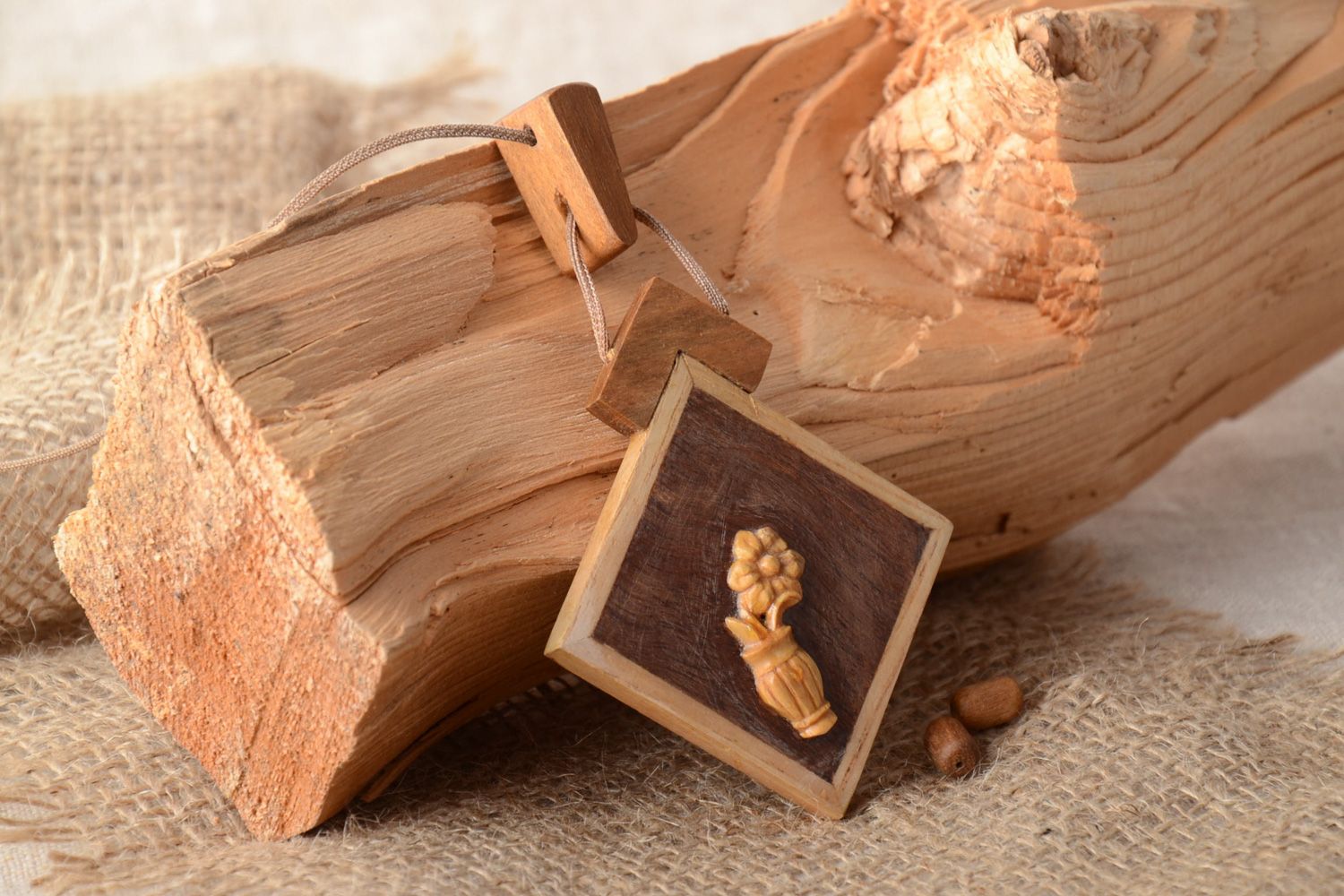 Beau pendentif en bois original sculpté losange accessoire fait à la main photo 1