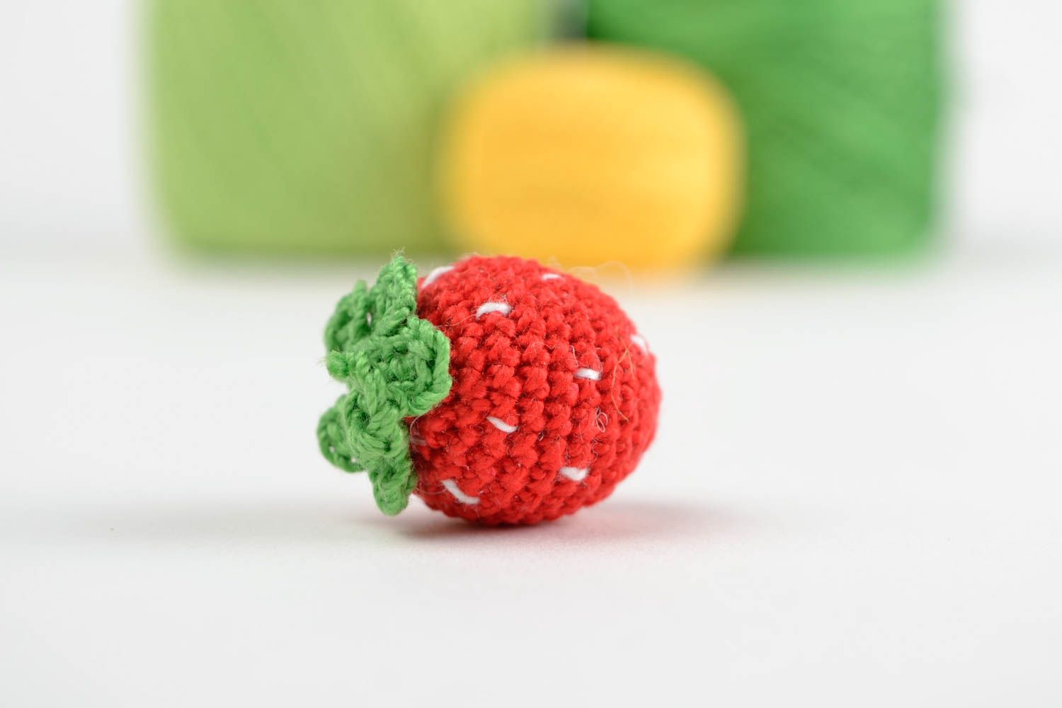 Peluche fraise faite main Jouet tricot Cadeau enfant rouge fils coton design photo 1