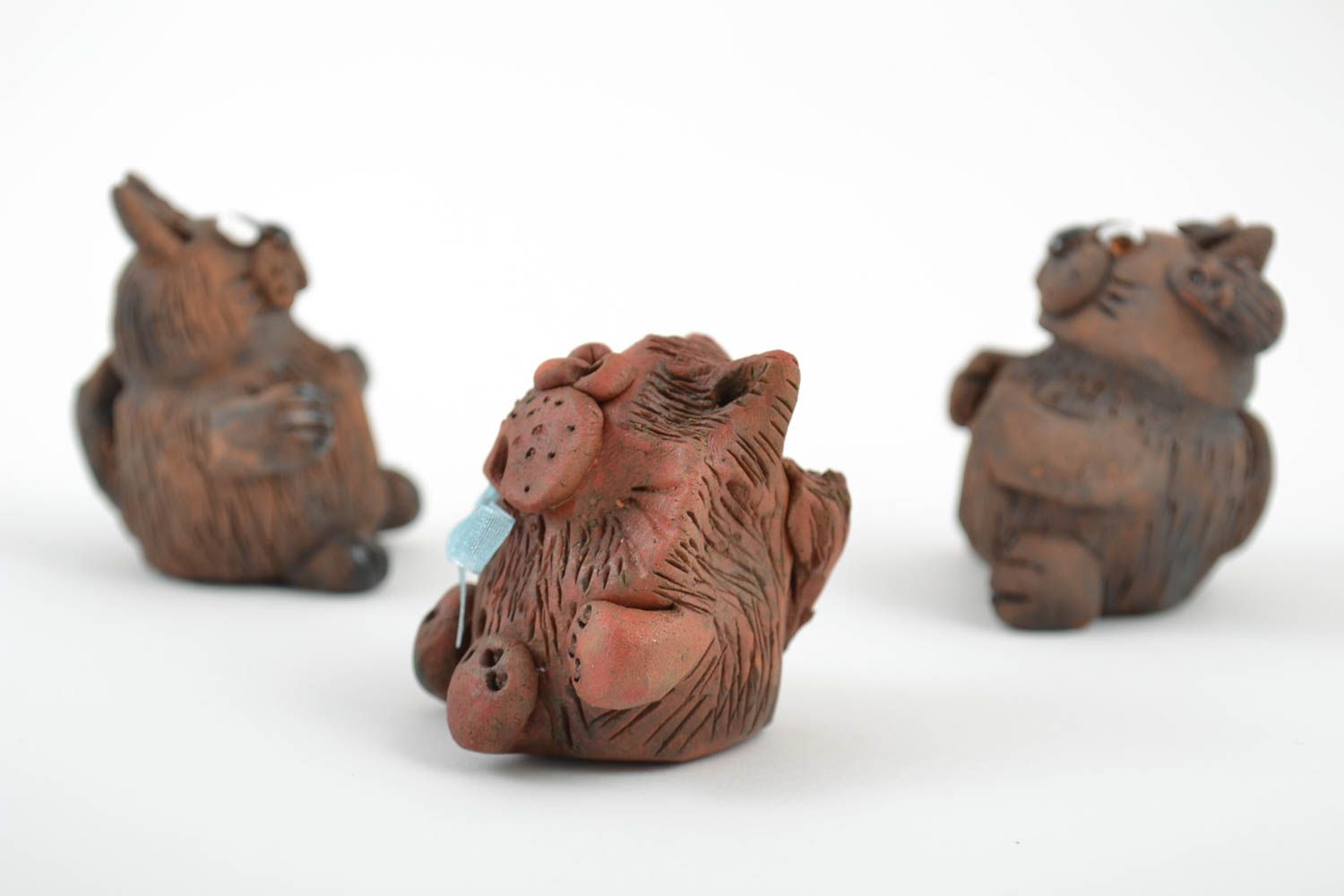 Figuras cerámicas con forma de gatos artesanales de arcilla roja 3 piezas foto 3