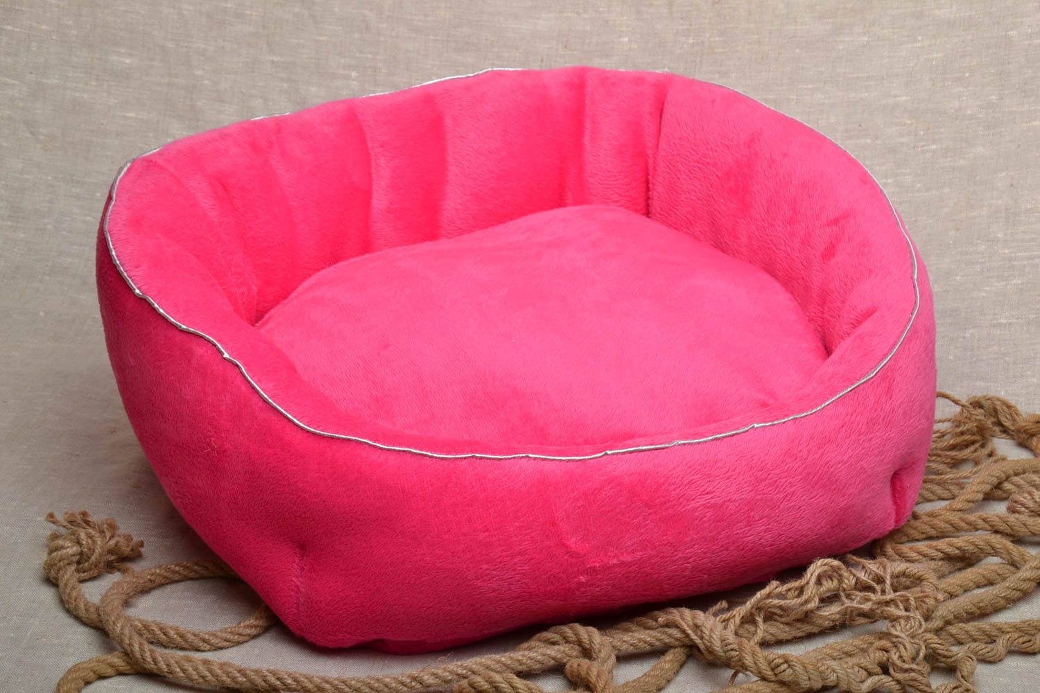 Couchage pour chien artisanal rose photo 1
