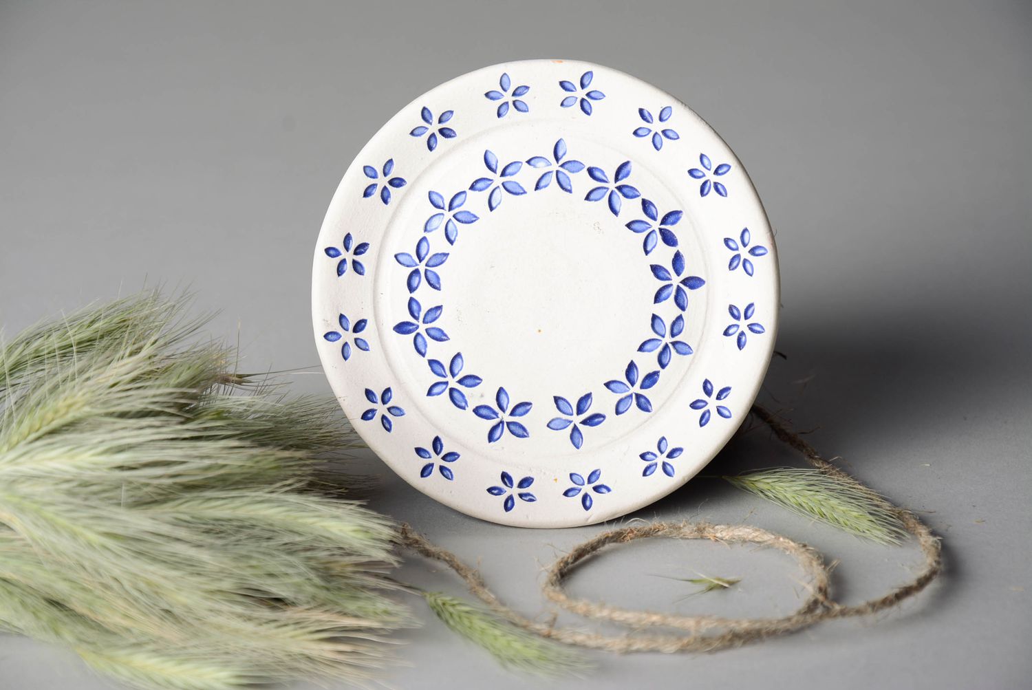 Декоративная тарелка с голубыми цветочками фото 1