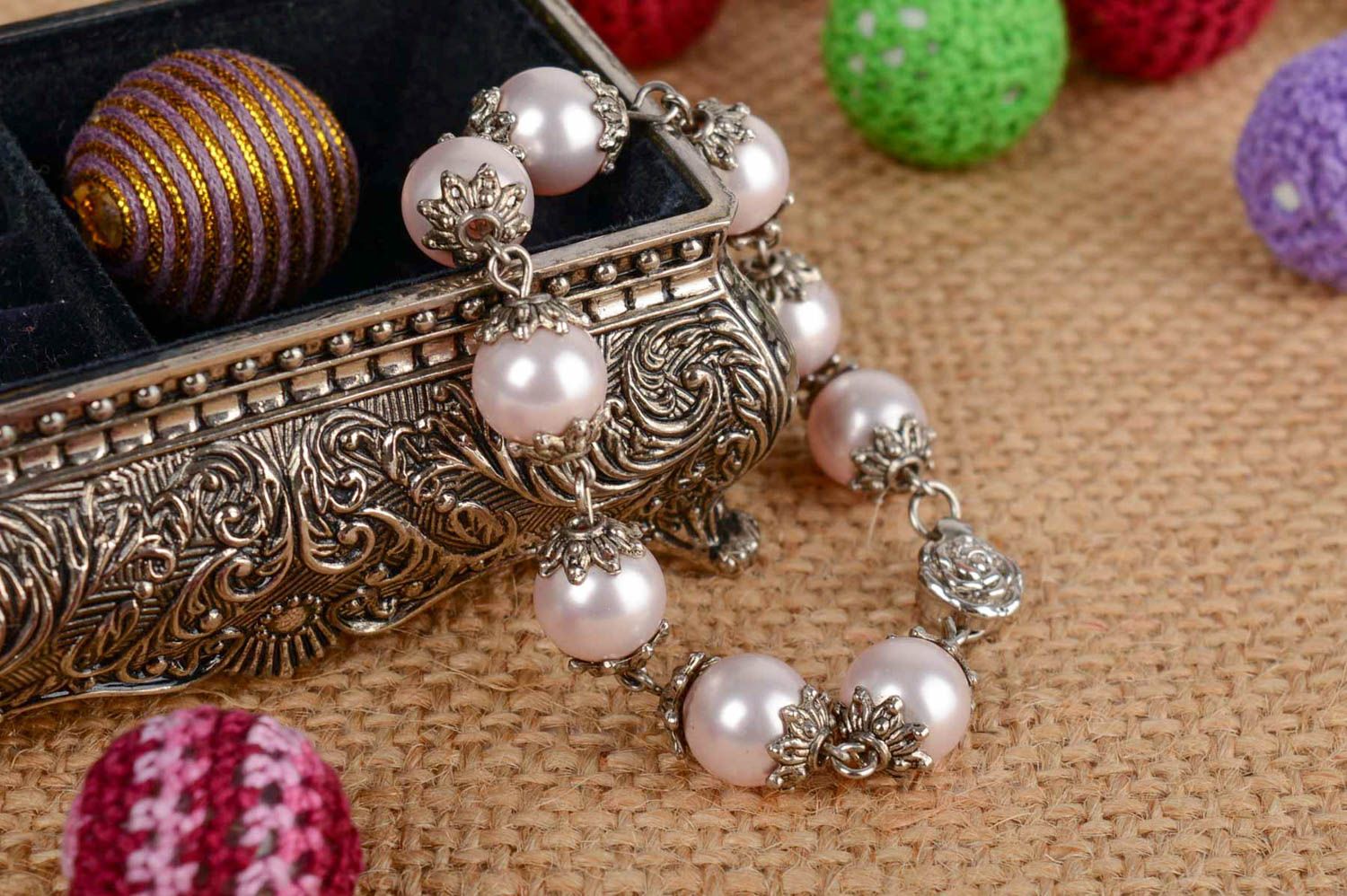 Bracelet de perles en céramique mince blanc fait main original élégant  photo 1