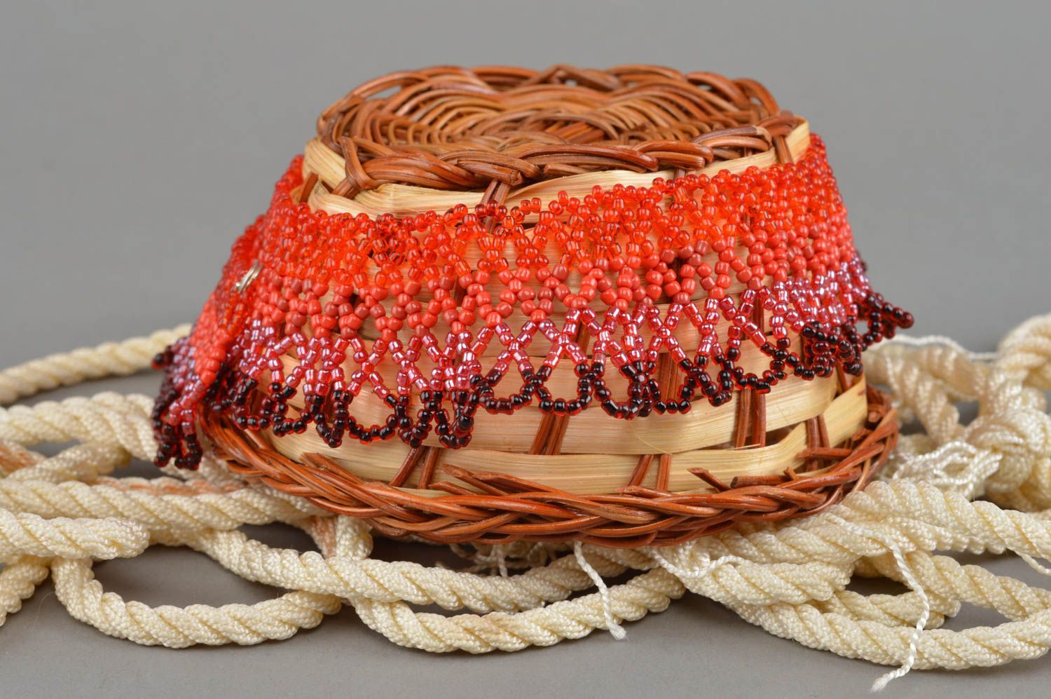 Ожерелье из бисера плетеное ручной работы оригинальное в красной цветовой гамме фото 1
