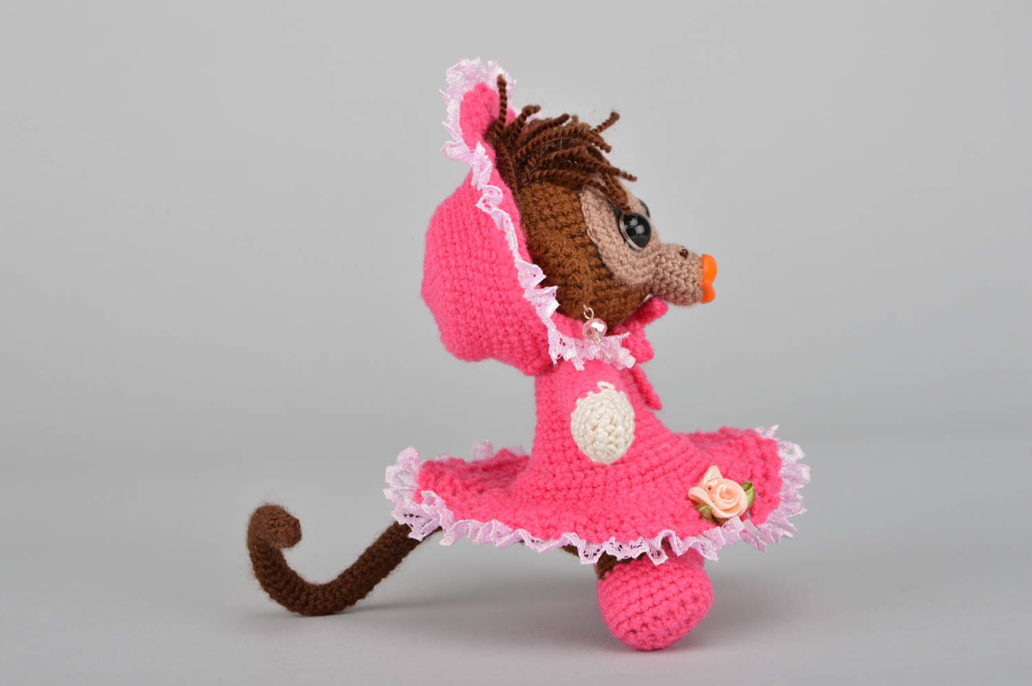 Мягкая вязаная игрушка в виде обезьянки в розовом платьице ручной работы  фото 3