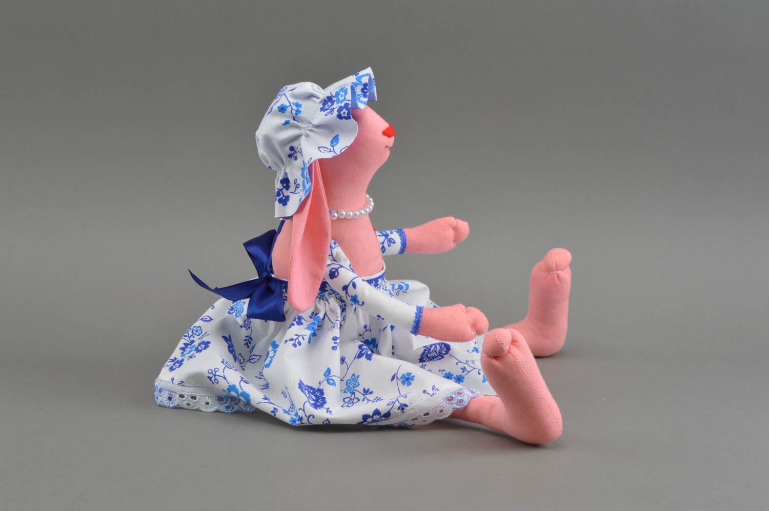 Тканевая мягкая игрушка в виде зайки розовая в голубом платье ручная работа фото 2