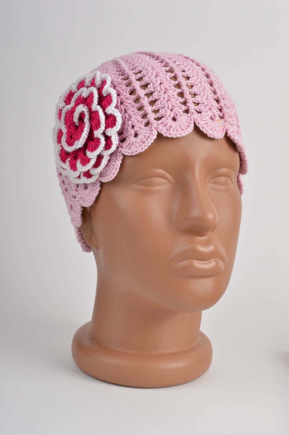 Розовая шапка крючком из хлопка и акрила ручной работы для девочки с цветком фото 2