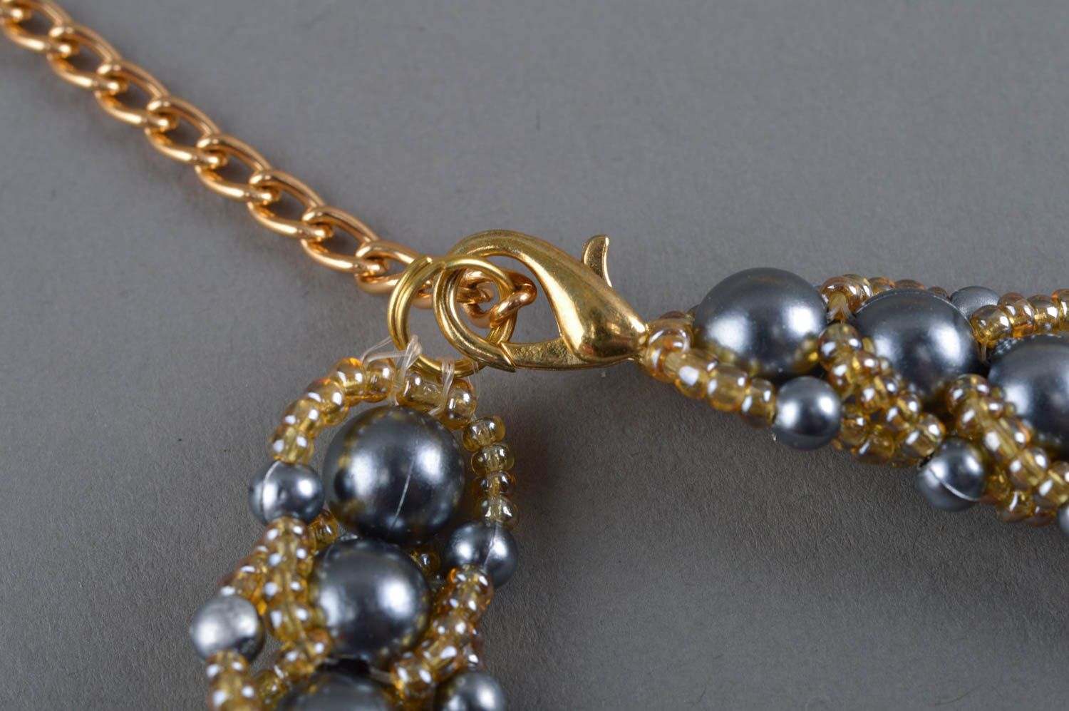 Collier en perles de fantaisie et de rocaille noir et doré fait main joli photo 4