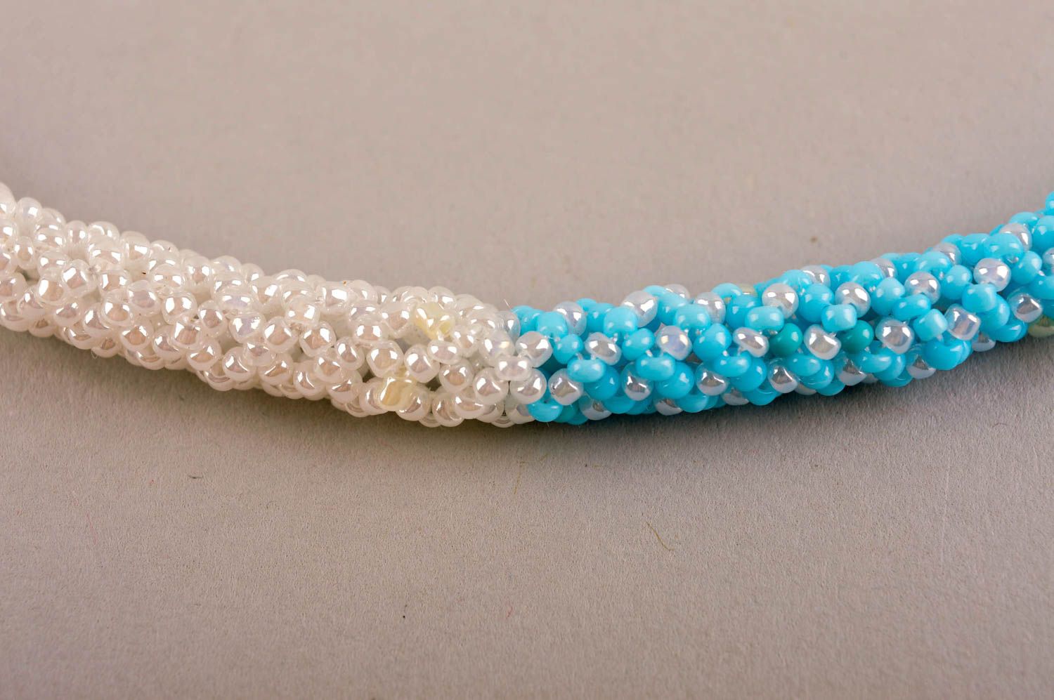 Collier en perles de rocaille Bijou fait main blanc-bleu original Cadeau femme photo 3