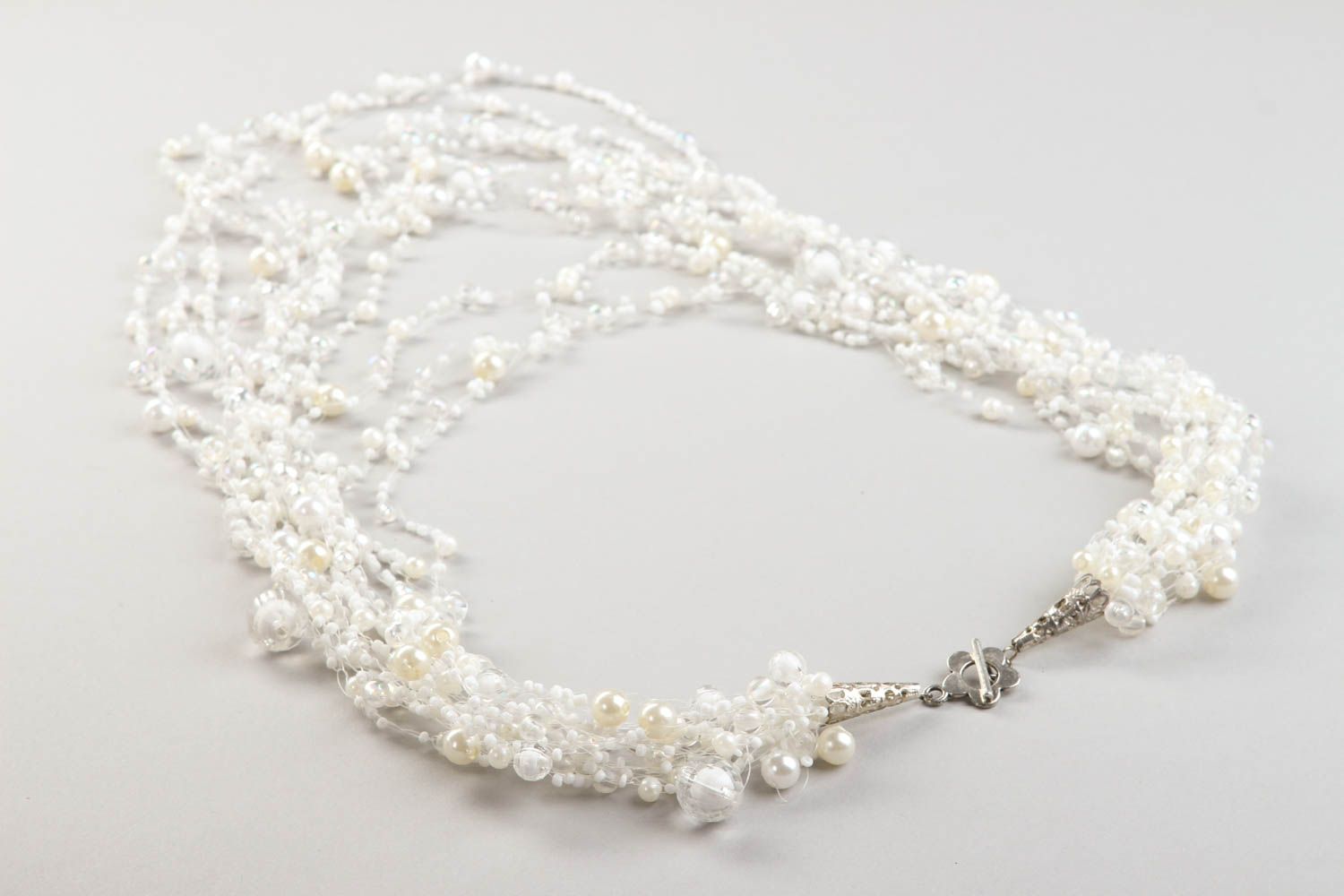 Колье из бусин украшение ручной работы белое ожерелье красивая бижутерия фото 4