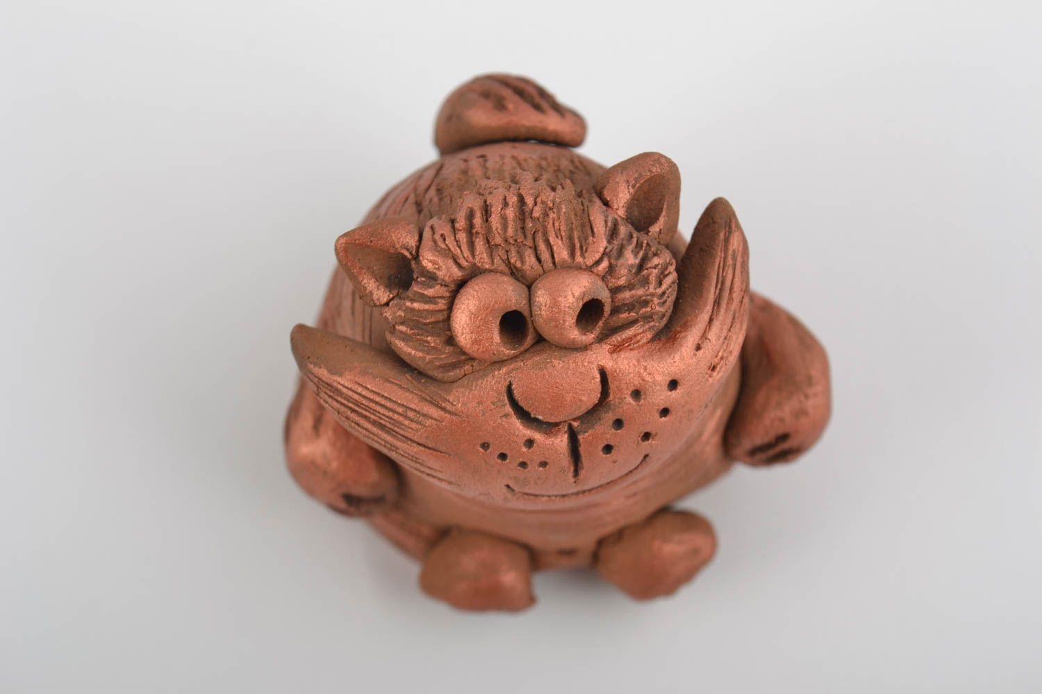 Figura original artesanal de cerámica modelada de arcilla con forma de gato foto 5