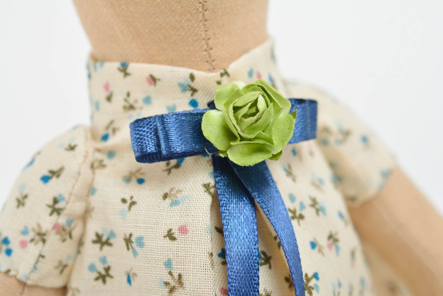 Poupée en tissu naturel décorative faite main originale Hase en robe à fleurs photo 3