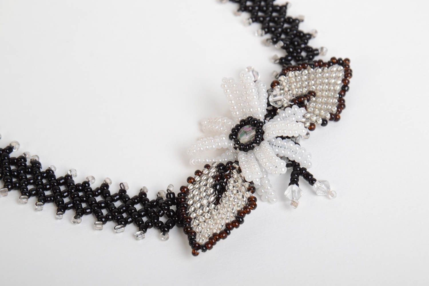 Ожерелье из бисера ручной работы красивое стильное ажурное женское с бантиком фото 3