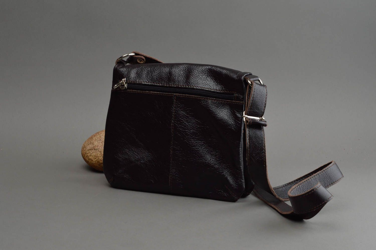 Bolso de cuero negro hecho a mano bolso al hombro original accesorio unisex  foto 2