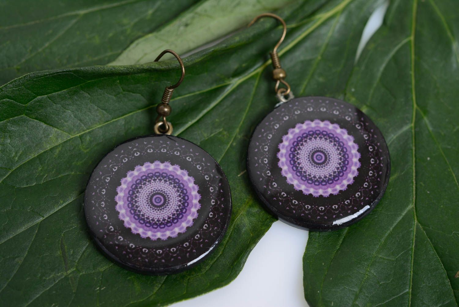 Boucles d'oreilles en pâte polymère rondes noires à motif violet faites main photo 3