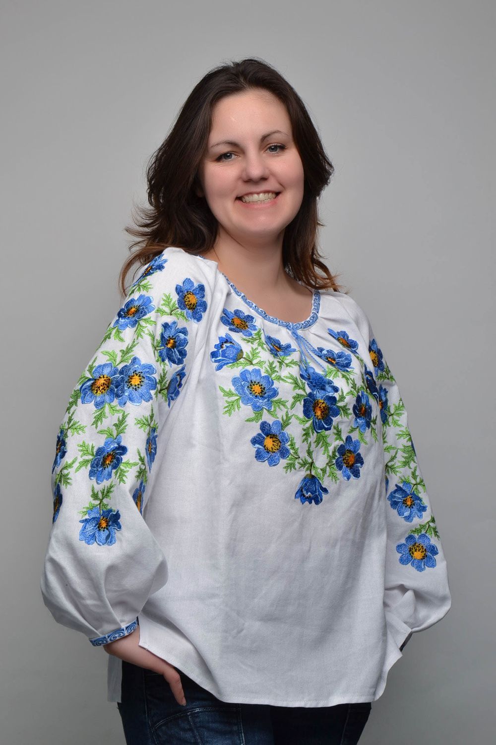 Camisa de lino bordada de realce con motivos florales foto 1